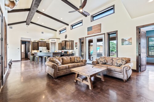 Private pool & hot tub, outdoor kitchen, putting green & more, 5-minute drive to THE Frio River