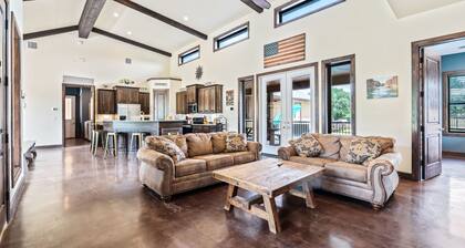 Private pool & hot tub, outdoor kitchen, putting green & more, 5-minute drive to THE Frio River