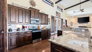 雪櫃、微波爐、焗爐、爐具