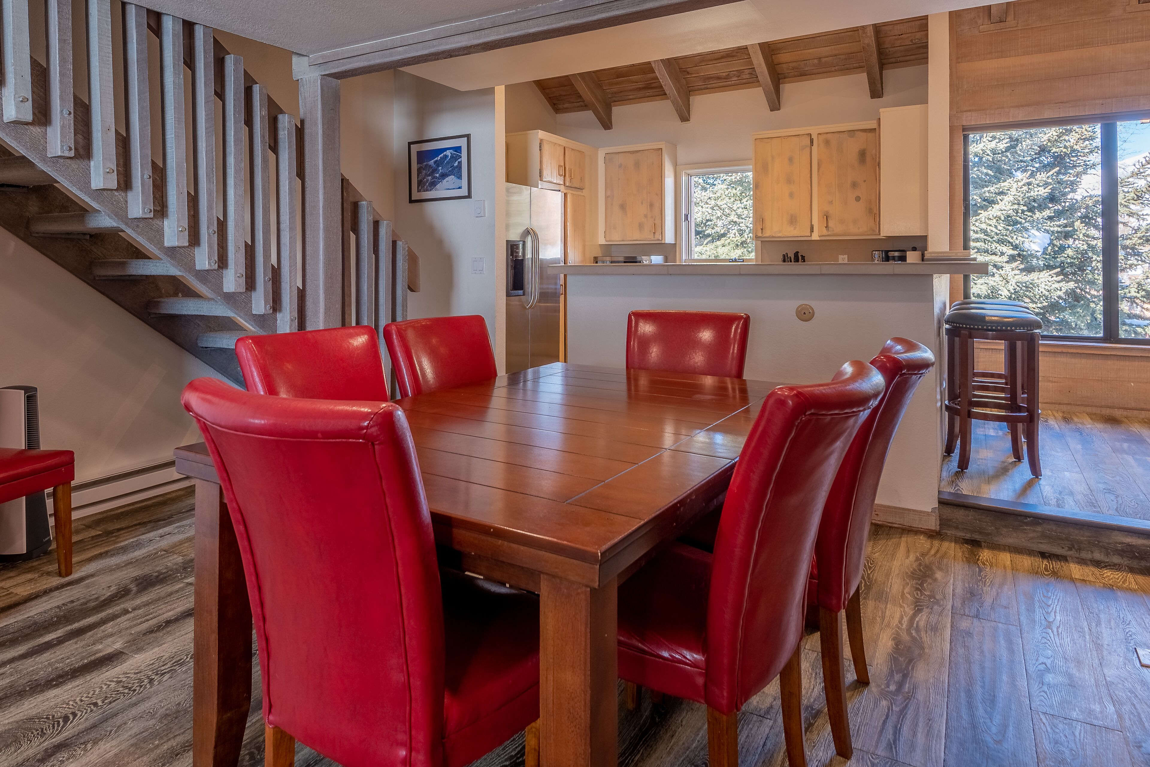Snowcreek Condo 1554 - Newly Remodeled & Near Beautiful Mt. Hiking Trails