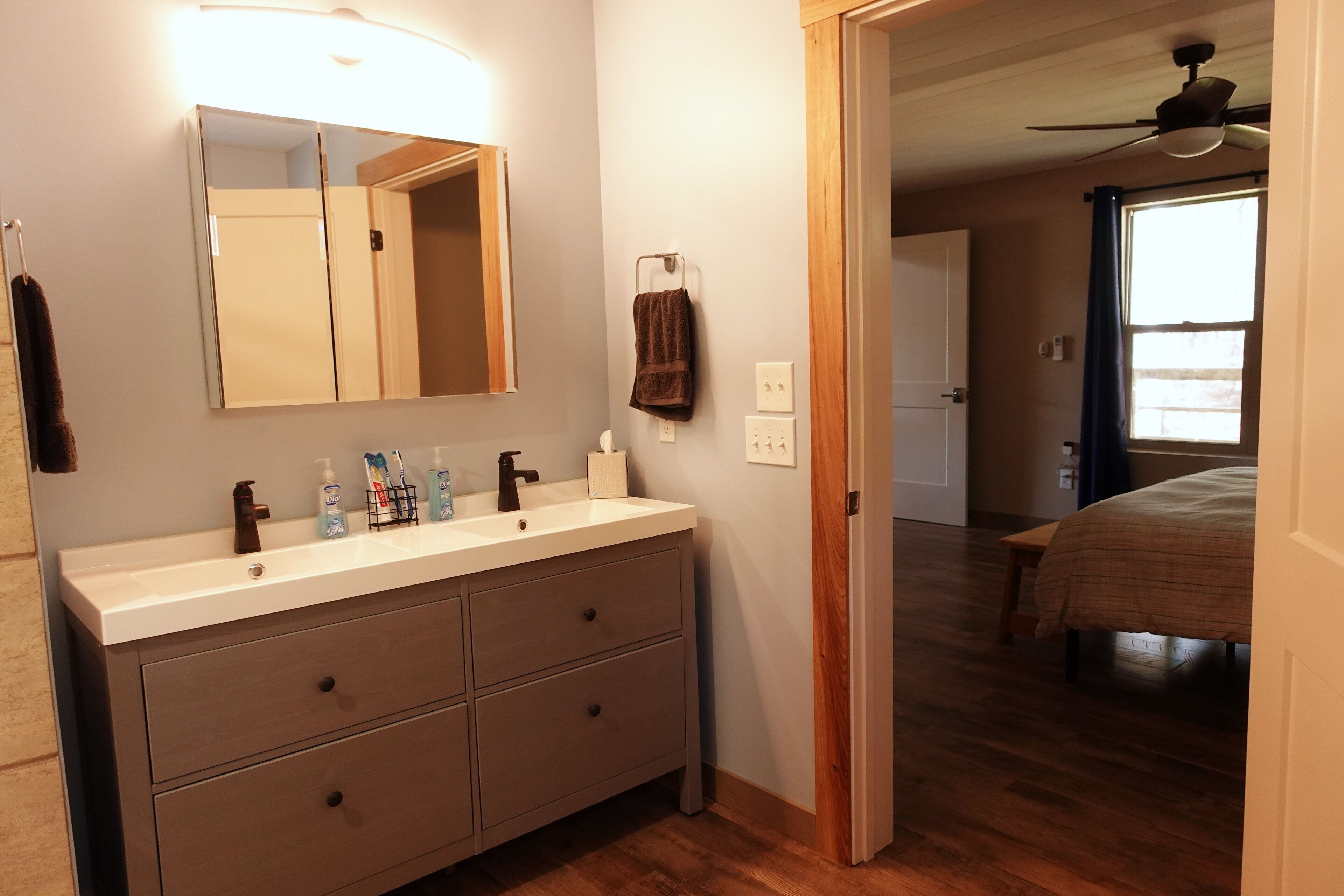 Suihku, hiustenkuivaaja, pyyhkeet, saippua