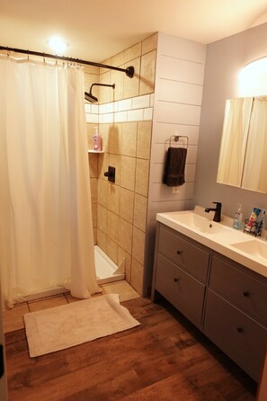 Dusche, Haartrockner, Handtücher, Seife