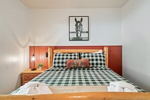 3 bedrooms, iron/ironing board, free WiFi, bed sheets - Cabin w/ Mnt Views!  Community Pools/Arcades/Foosball/Pool Table/Hot Tub (Gatlinburg)