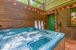 Outdoor spa tub - Cabin w/ Mnt Views!  Hot Tub, Arcades, Foosball, Pool Table & Community Pools! (Gatlinburg)