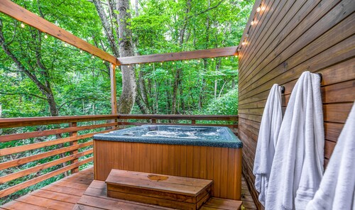 Cabin w/ Mnt & City Views+Hot Tub, Arcades, Foosball +Pool Table! Close to Park!