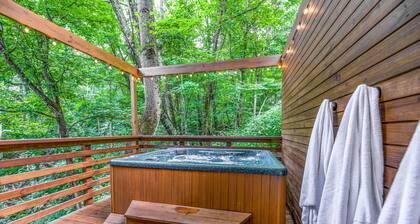 Cabin w/ Mnt & City Views+Hot Tub, Arcades, Foosball +Pool Table! Close to Park!