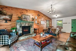 Smart TV, fireplace, table football - Cabin w/ Mnt Views!  Community Pools/Arcades/Foosball/Pool Table/Hot Tub (Gatlinburg)