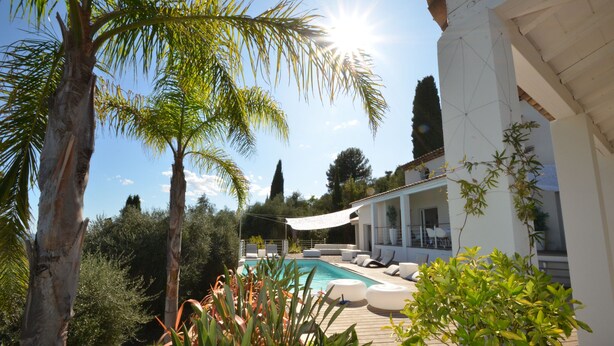 A pool area with lounge chairs, a pergola, and a modern house in the background. - DREAMING PLACE FOR HOLLYDAY (Le Tignet)