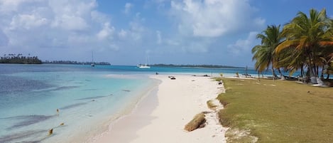 Di pantai dan pasir putih