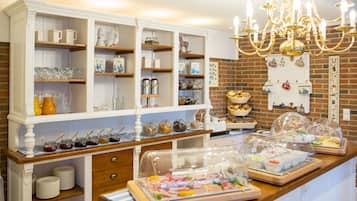 Bữa sáng buffet hàng ngày với phụ phí nhỏ