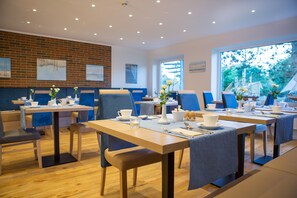 Petit déjeuner buffet (15.00 EUR par personne)