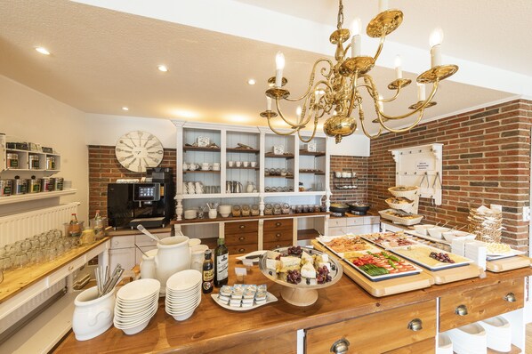 อาหารเช้าแบบบุฟเฟ่ต์ทุกวัน (EUR 15.00 ต่อคน)