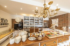 Petit déjeuner buffet (15.00 EUR par personne)