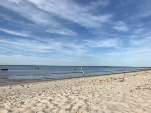 Amplia casa a menos de .1 milla de la playa privada