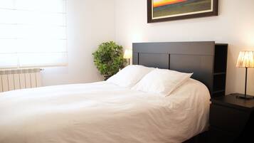 3 camere, una scrivania, ferro/asse da stiro, culla da viaggio