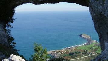 Sulla spiaggia, lettini da mare