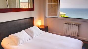 3 chambres, bureau, fer et planche Ă repasser, lit parapluie