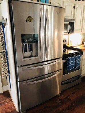 冷蔵庫、電子レンジ、オーブン、コンロ