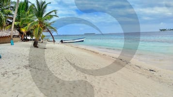 Na praia, areia branca