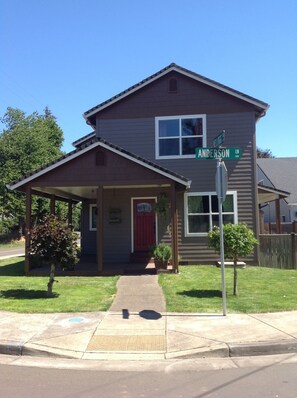 Exterior - Near Autzen Stadium (Springfield)