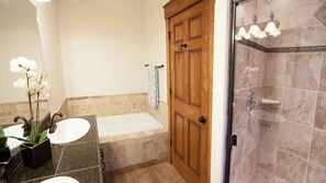 Douche, baignoire à jets, sèche-cheveux, serviettes fournies