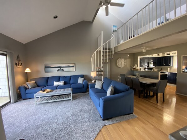 Smart TV, fireplace, books, stereo