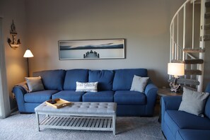 Smart TV, fireplace, books, stereo