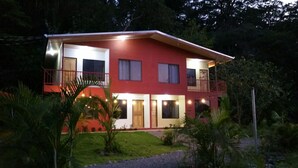 Front of property – evening/night - Apartamentos Naani (Cahuita)
