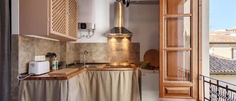 Mikrowelle, Wasserkocher mit Kaffee-/Teezubehör