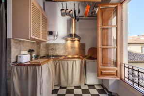 Mikrobølgeovn, kaffetrakter/tekoker og kjøkkenutstyr