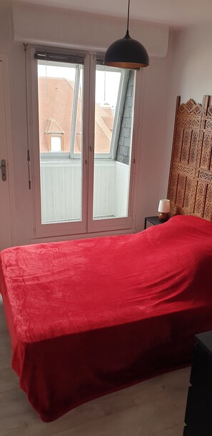 1 bedroom, iron/ironing board, free WiFi - Apartment F2, 4 pers, ideally located 2*, wifi and parking  (Courseulles-sur-Mer)