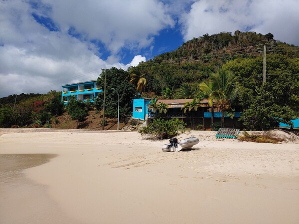 On the beach, white sand - Orrie's Beach Bar Hotel (Johnson's Point)
