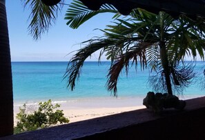 บนชายหาด, ทรายสีขาว