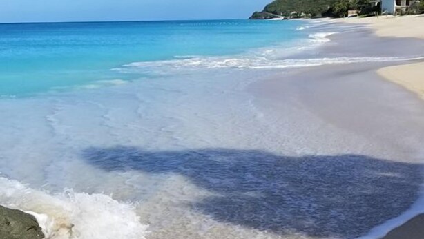位於海灘上、白沙