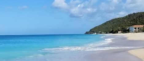 Ubicación a pie de playa y arena blanca