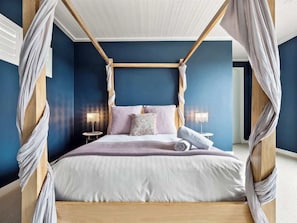 7 bedrooms, iron/ironing board, WiFi, bed sheets