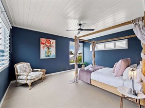5 bedrooms, iron/ironing board, WiFi, bed sheets