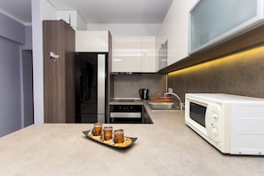 Kühlschrank, Mikrowelle, Ofen, Herdplatte