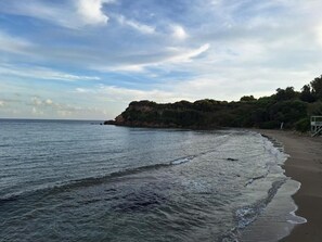 Una spiaggia nelle vicinanze