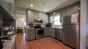 Een koelkast, een magnetron, een oven, een kookplaat