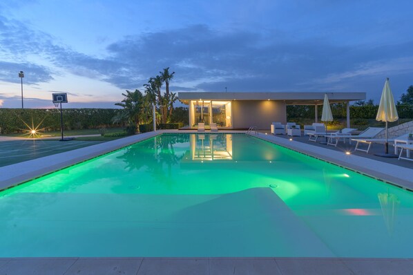 Una piscina al aire libre