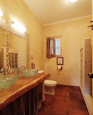 Studio | Bathroom | Shower, hair dryer, towels, soap