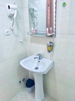 Secador de pelo, toallas, jabón, papel higiénico