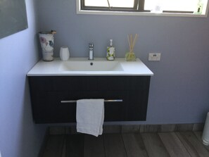 Dusche, Haartrockner, Handtücher, Seife