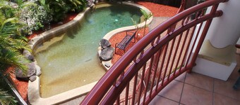 Walk to Cairns City! - Two Bed, Two Bath, Laundry, Pool