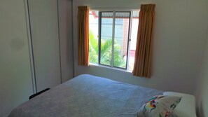 2 bedrooms, iron/ironing board, WiFi, bed sheets - Walk to Cairns City! - Two Bed, Two Bath, Laundry, Pool (Cairns North)