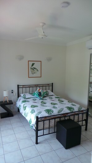 2 bedrooms, iron/ironing board, WiFi, bed sheets - Walk to Cairns City! - Two Bed, Two Bath, Laundry, Pool (Cairns North)