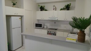 Geladeira, micro-ondas, fogão, cooktop