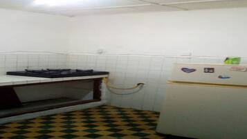 Cookware/dishes/utensils, dining tables