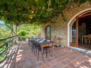 Outdoor dining - Lovely apartment for 18 guests with WIFI, pool, patio and pets allowed (Rutte)